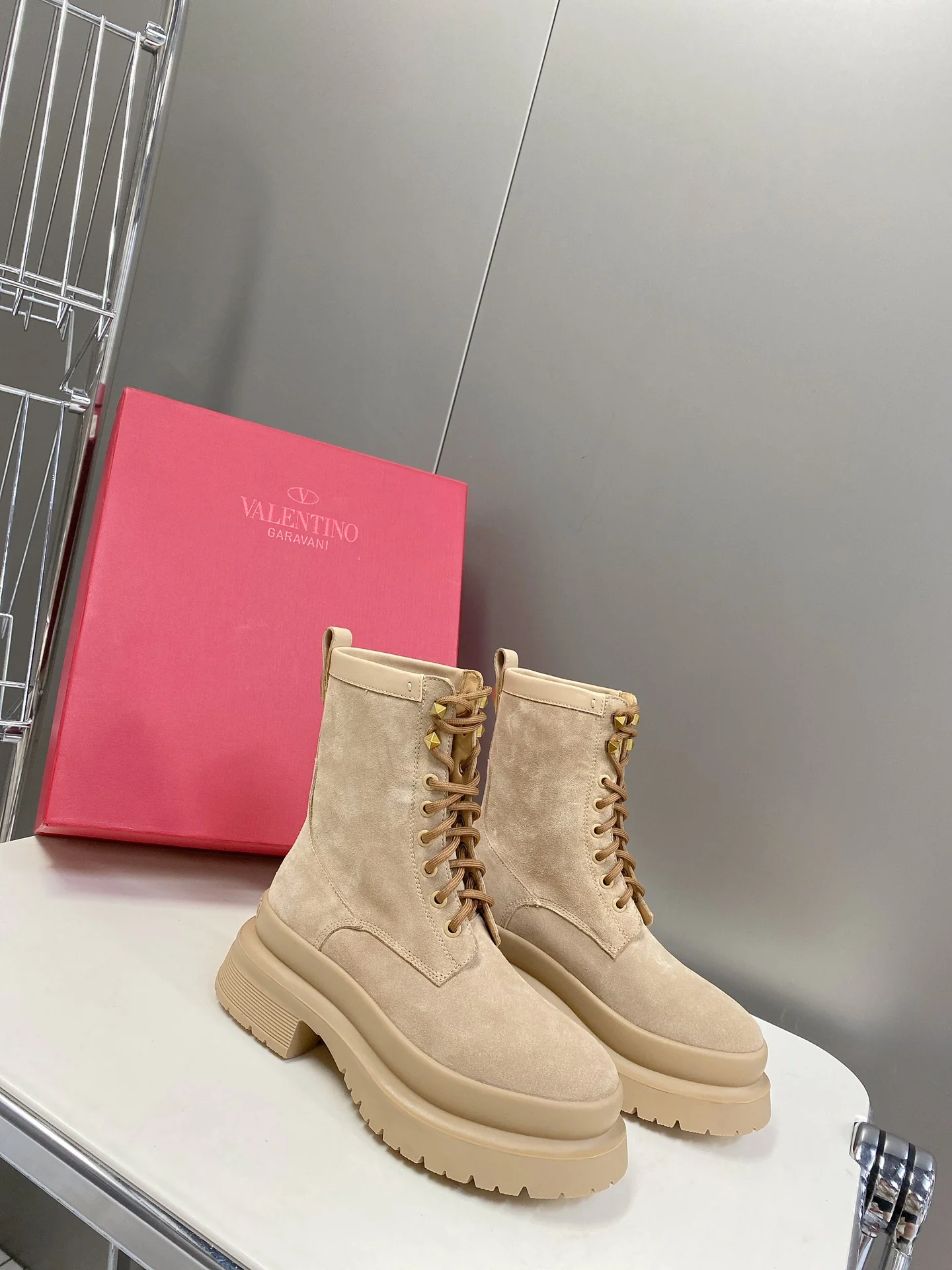 Новинка сезона осень/зима 2022 от Valentino — ботинки Martin в британском стиле.