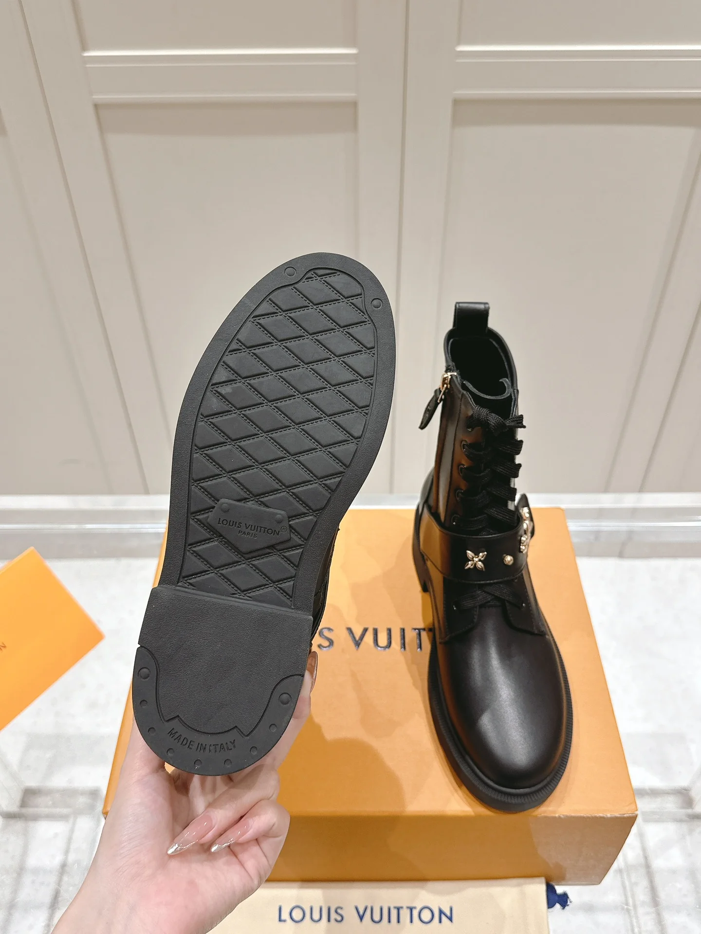 Мотоциклетные ботинки LV-2024 с боковой молнией и металлическими надписями - черные