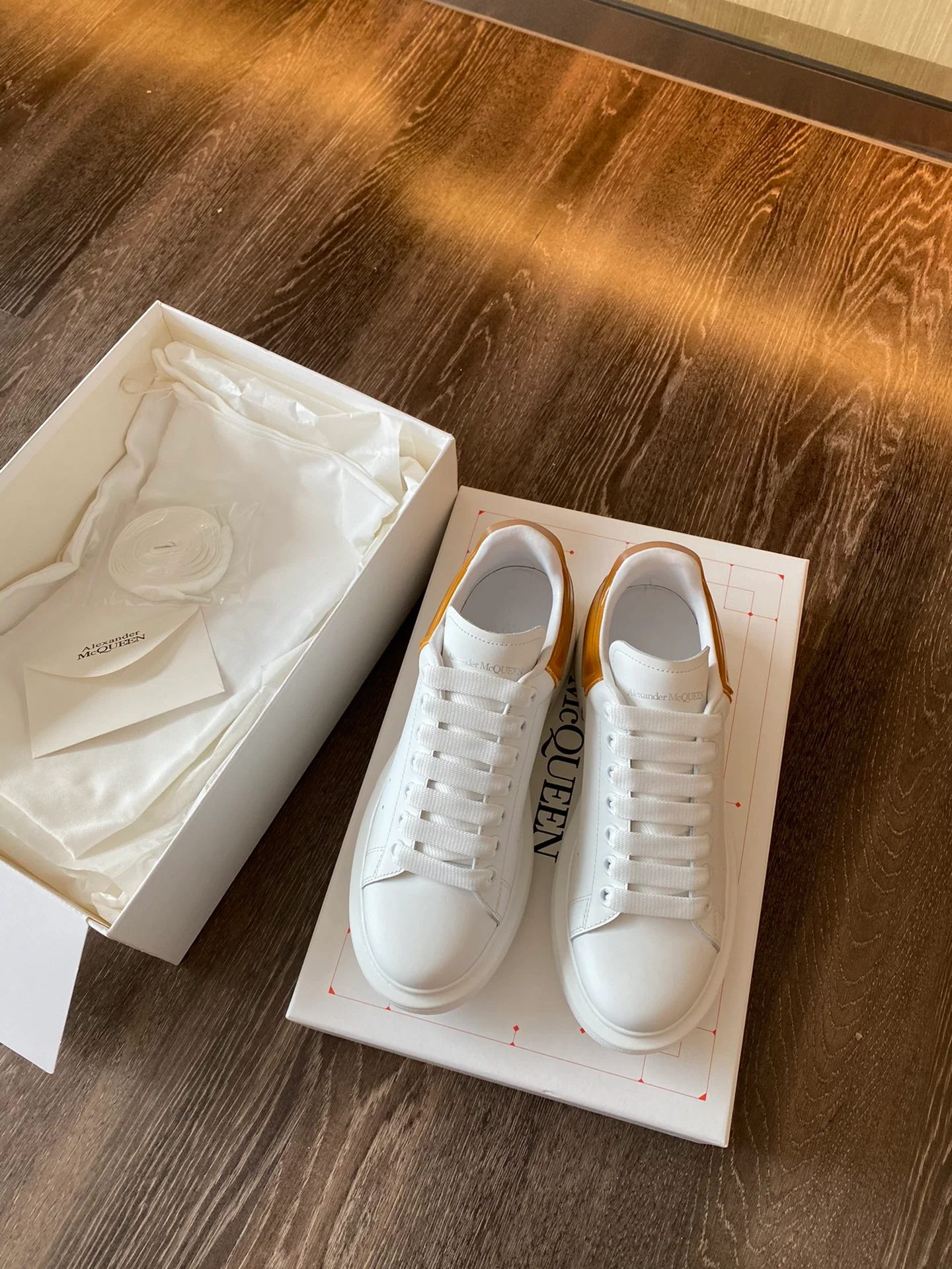 Классические белые кроссовки McQueen - на каблуке-резинке - оранжевые