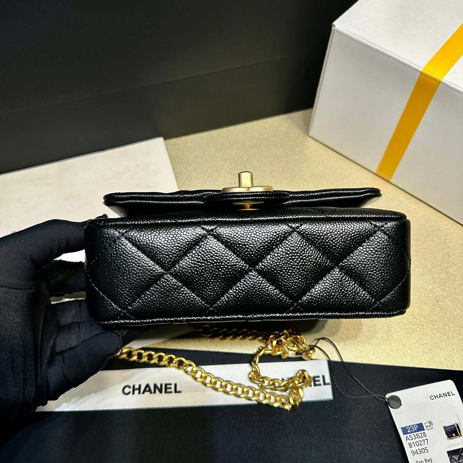 Новинка сезона весна/лето 2023 от Chanel - сумка CF Heart с регулируемой пряжкой и цепочкой - телячья кожа с текстурой 