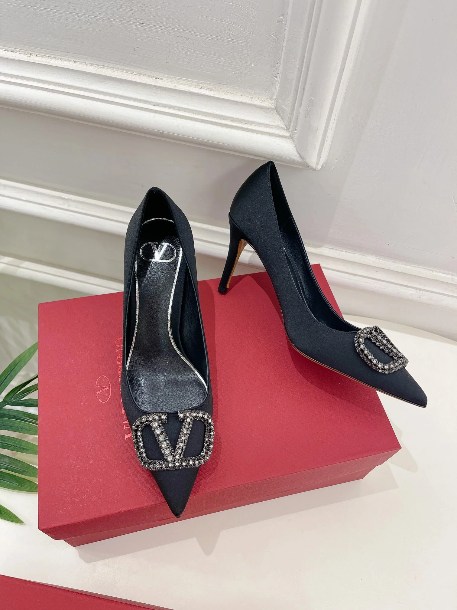 Новинка лета 2023 от Valentino - Коллекция Roman Stud - Туфли на высоком каблуке с бриллиантовой пряжкой - 5 см