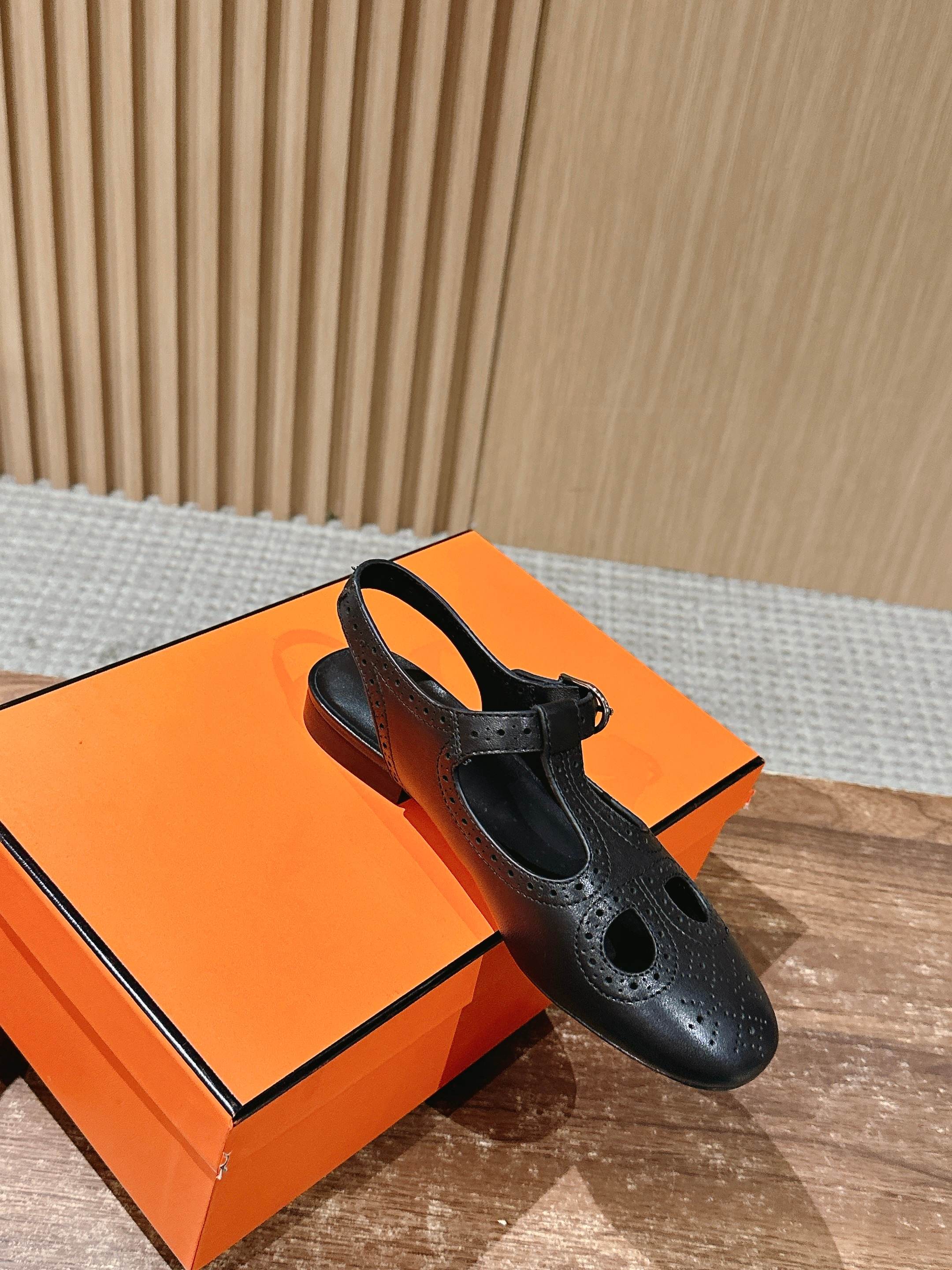 Кожаные сандалии-гилли Hermes с открытой пяткой - черные