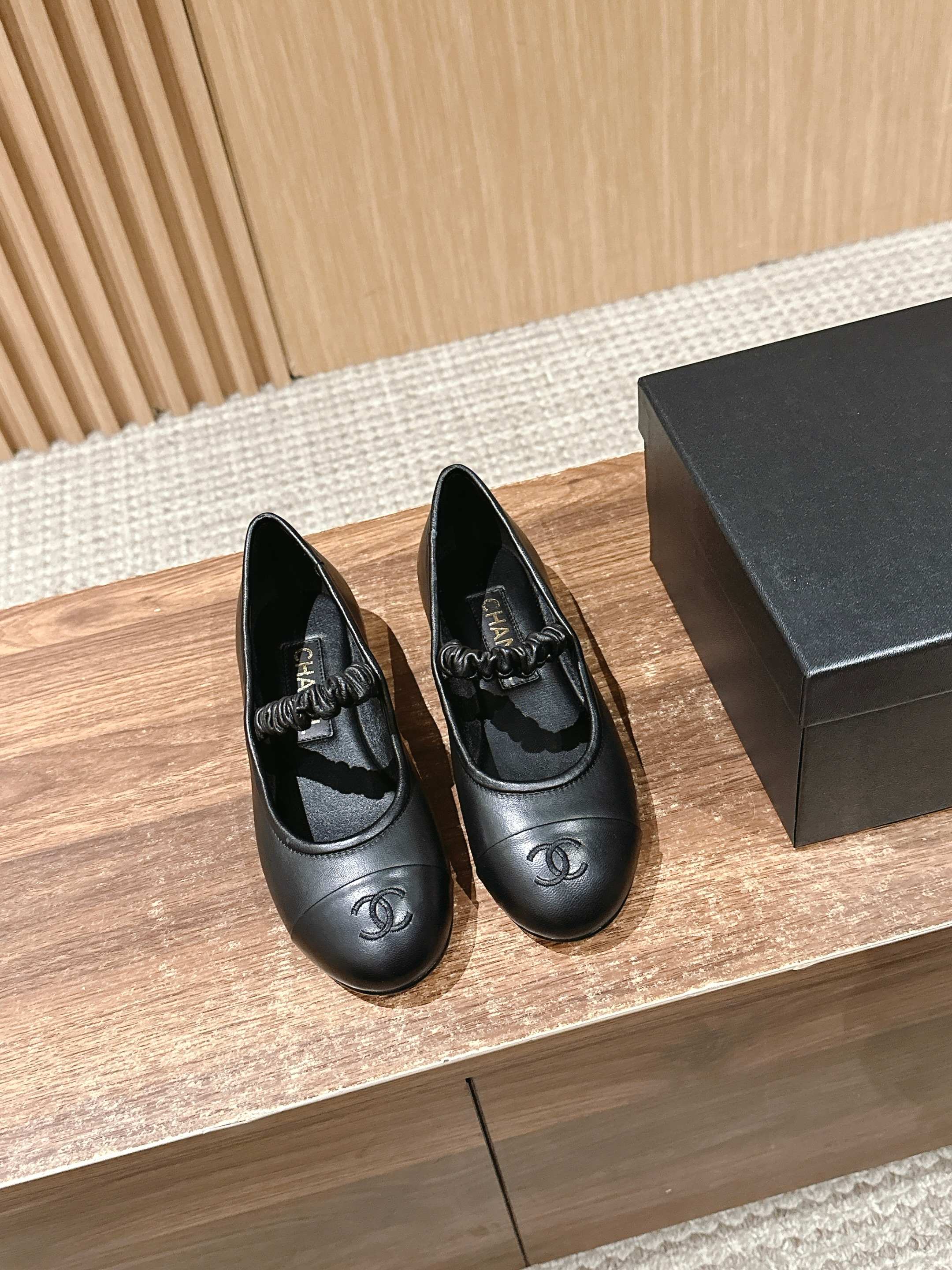 Новинка сезона весна/лето 2025 от Chanel - туфли Мэри Джейн - черная кожа.