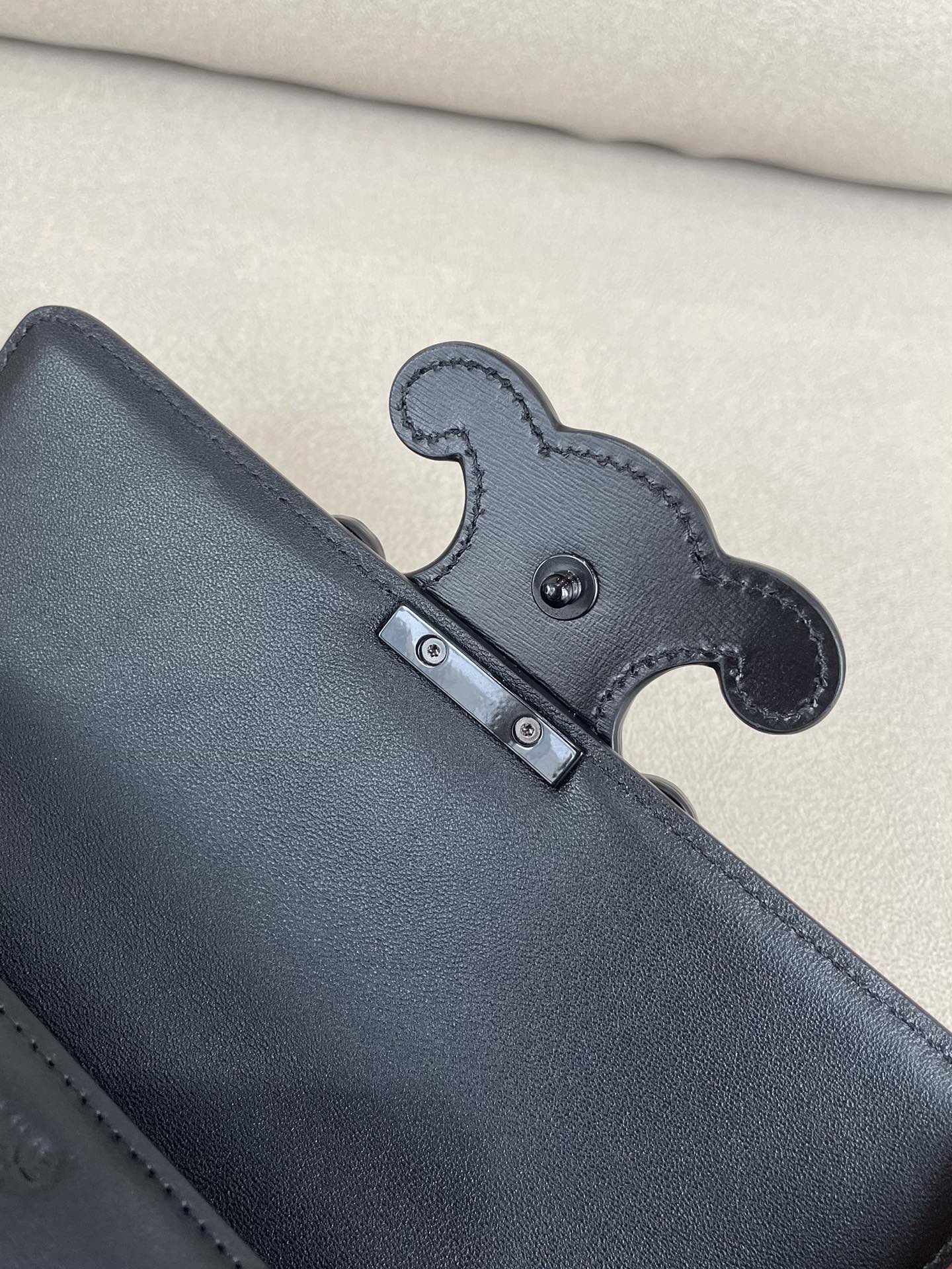 Сумка Celine Triomphe на плечо из глянцевой телячьей кожи с цепочкой - 3 шт.