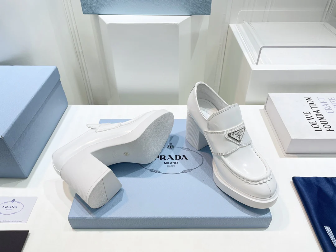 Новинка сезона весна/лето 2022 от Prada - Туфли-афро на массивном каблуке - 2