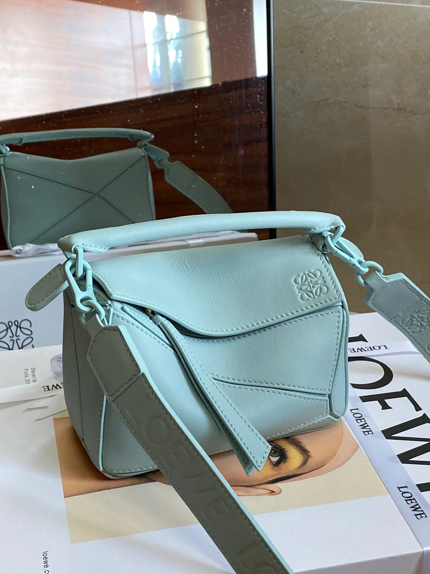 Мини-кровать Loewe Puzzle в отделке из атласной кожи, светло-голубой цвет.