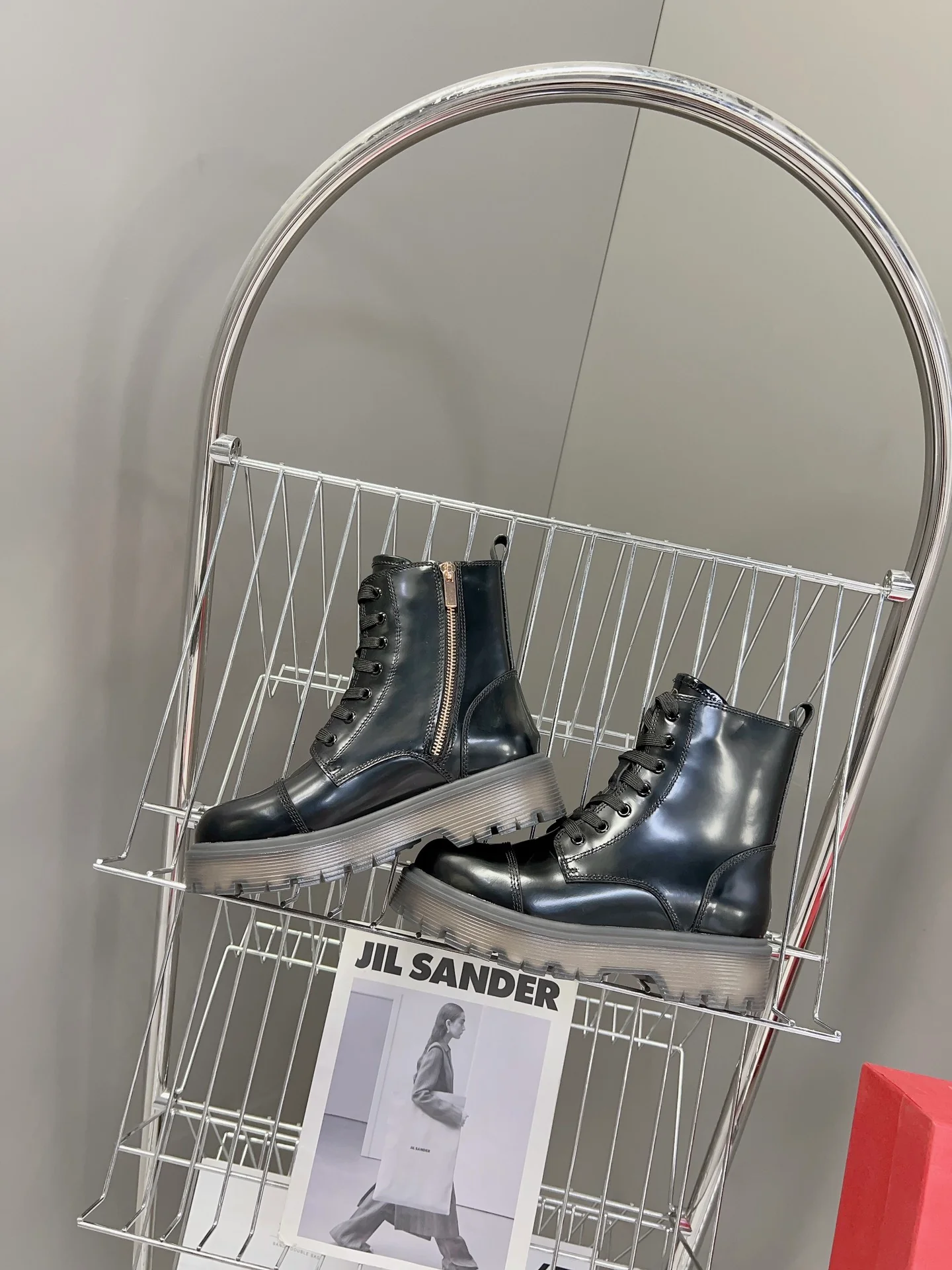 Коллекция Valentino осень/зима 2023, представленная на подиуме - Ботильоны на шнуровке - Черные