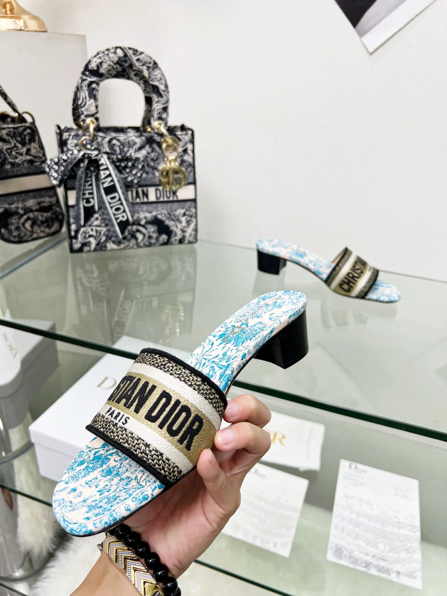 Новинка сезона весна/лето 2022 — туфли на каблуке с вышитыми буквами.