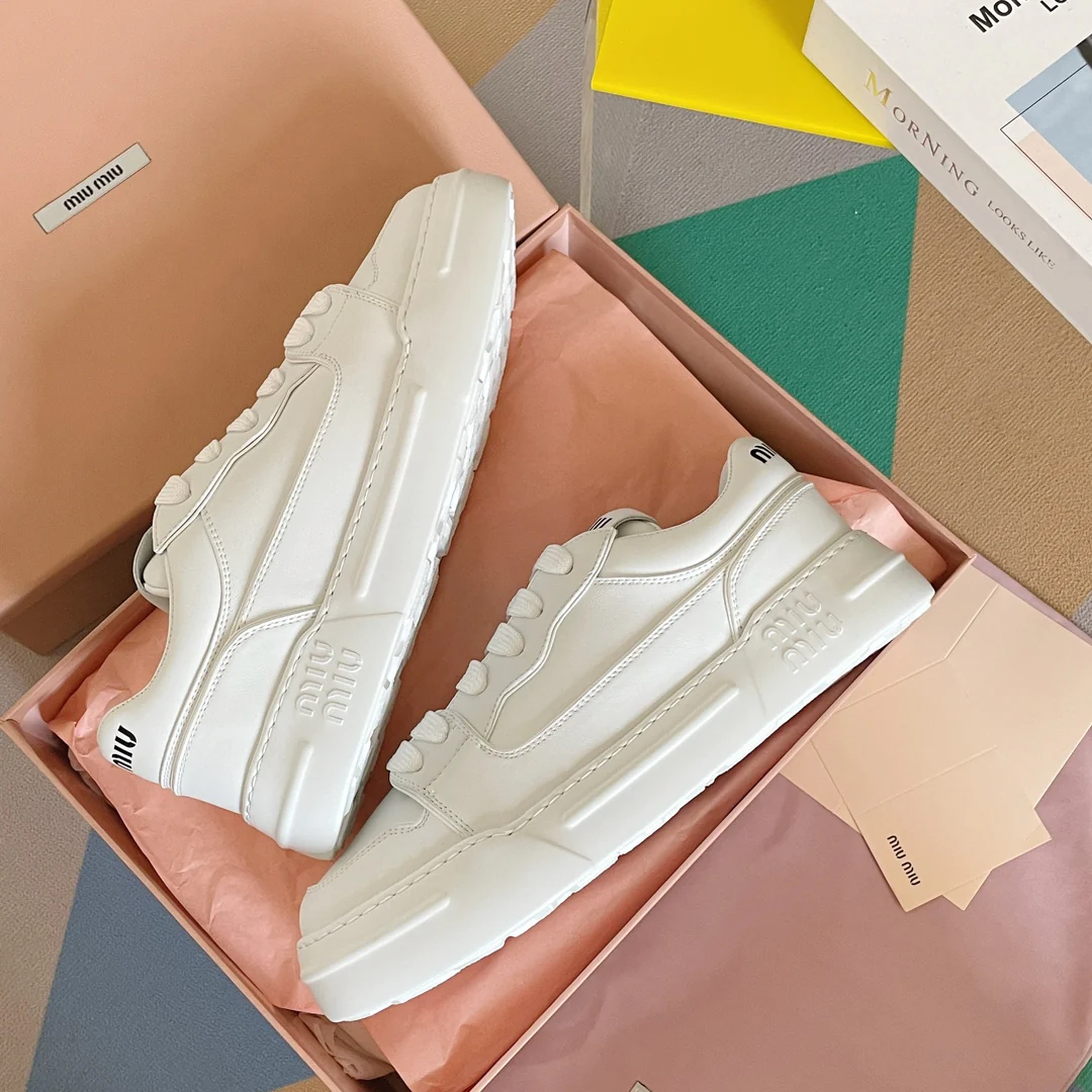 Новые поступления коллекции Miu Miu весна/лето 2023 - Ретро-кроссовки в стиле ?грязные штаны? - Белые кроссовки на платформе