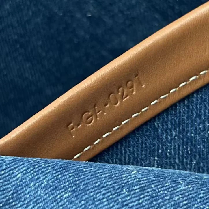 Новая холщовая сумка-шоппер Cabas Thais от Celine.