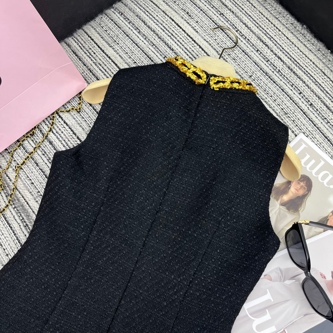 Miu Miu - 2404 - 2024 Ранняя весна. Новое платье-жилет из твида с цепочным дизайном.