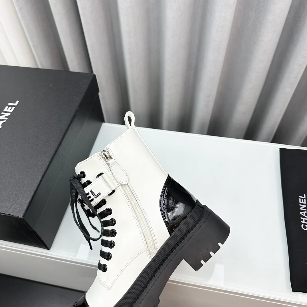 Новинка сезона осень/зима 2023 от Chanel - Ботильоны на шнуровке - Белые