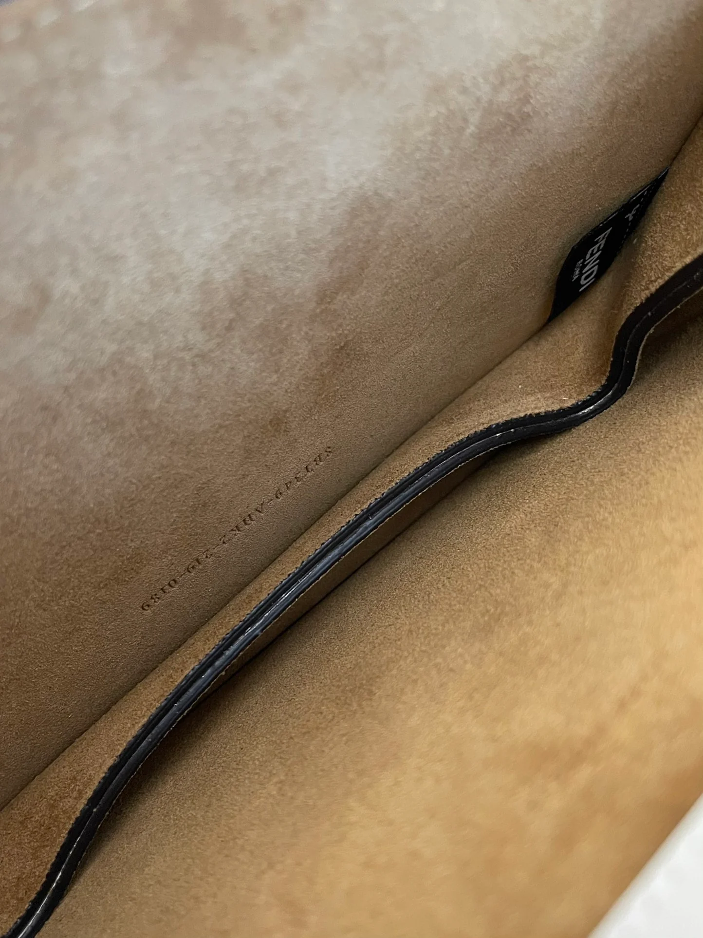 Сумка-гармошка Fendi Touch из белой змеиной кожи