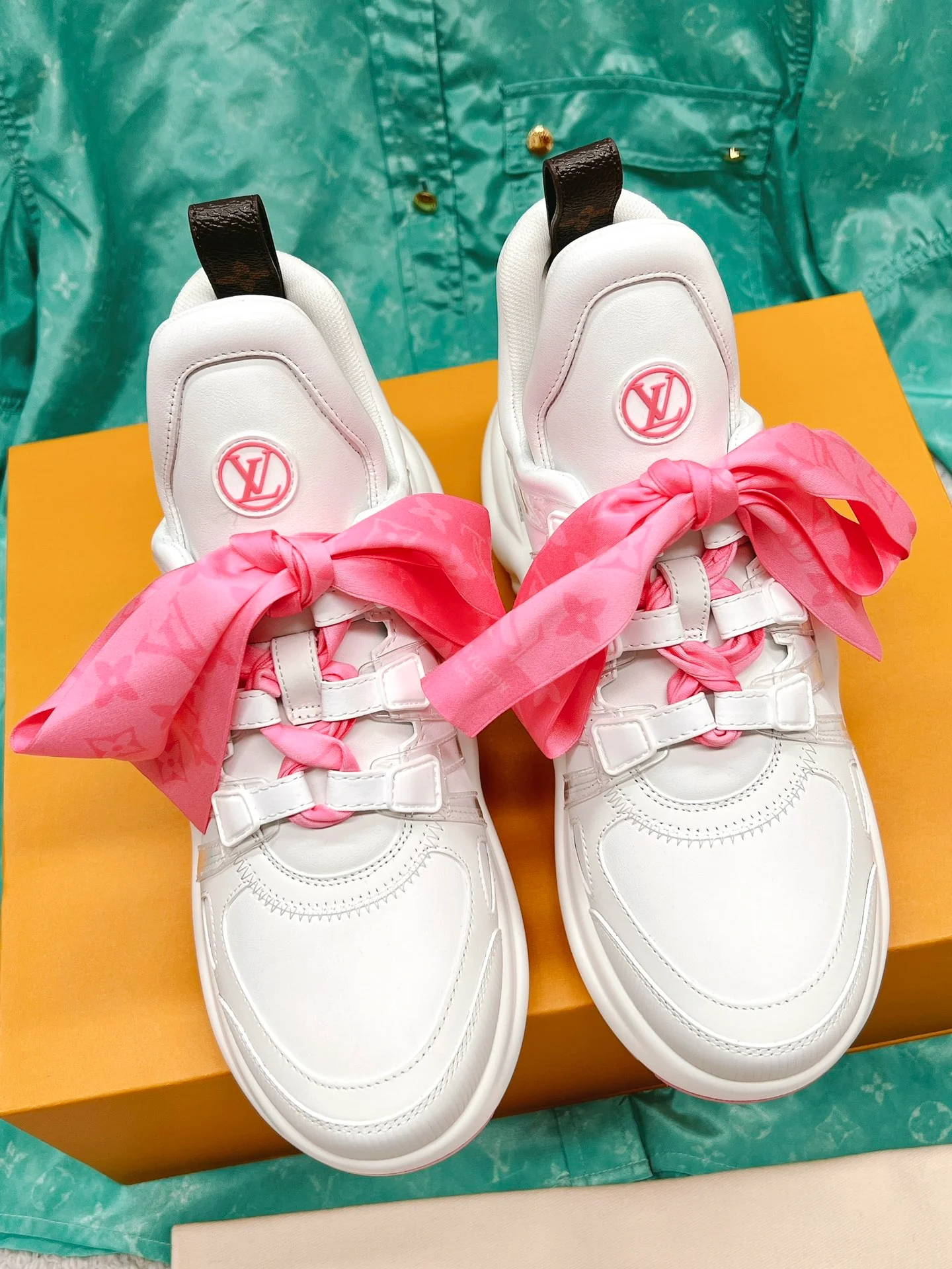 Новые поступления LV Archlight - массивные кроссовки на шнуровке с бабочками - розовые на шнуровке