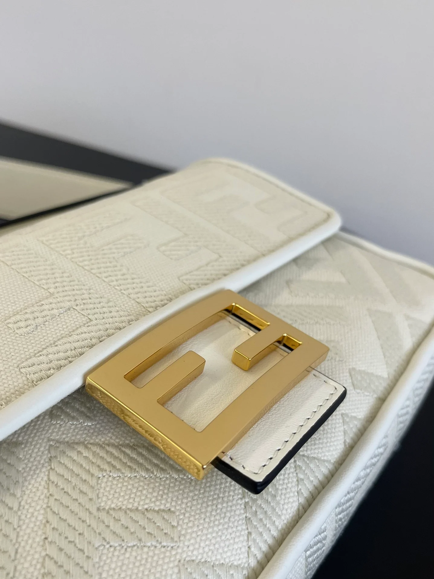 Сумка-багет Fendi с вышивкой - белая