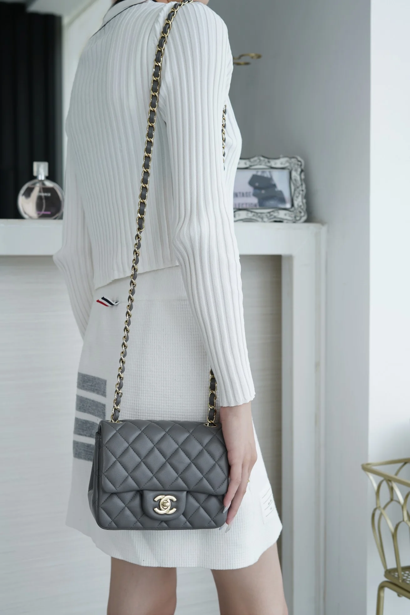 Часы Chanel CF Square Fat Man - 18 см - темно-серые, из овечьей кожи, со светло-золотистой пряжкой.