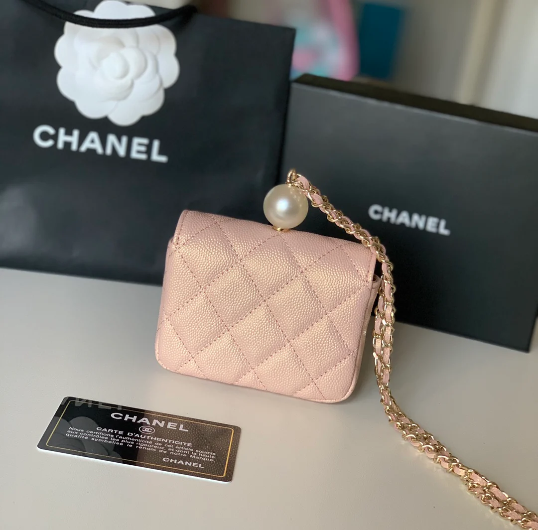 Монетоприемник Chanel с жемчужной цепочкой