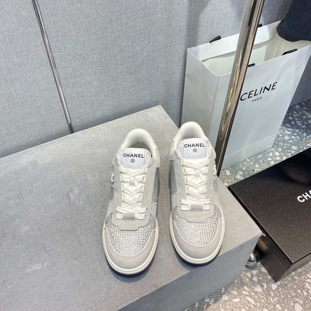 Весенняя коллекция Chanel 2023 — Повседневные кроссовки со стразами — Серые