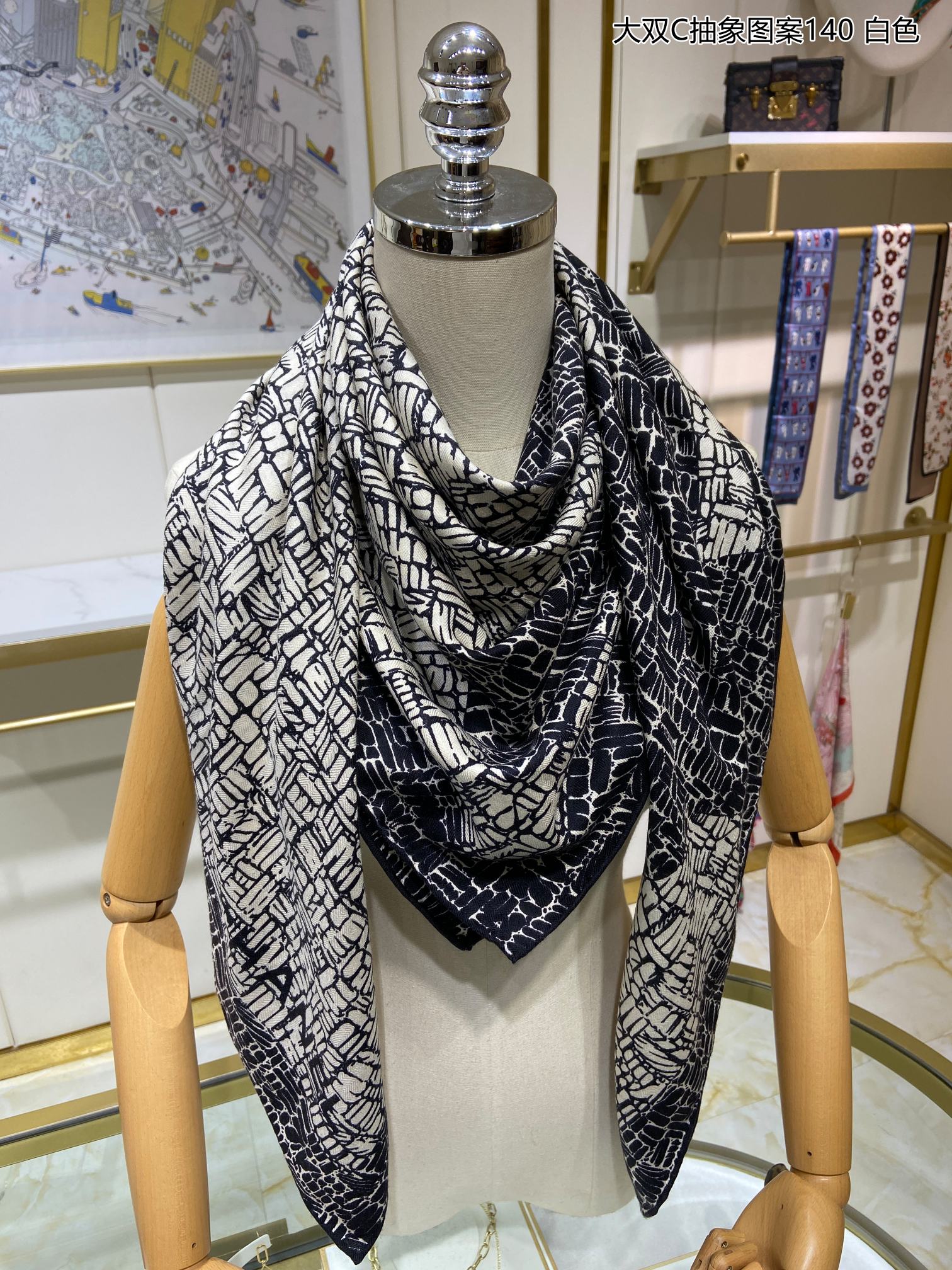 Большой шарф Chanel с абстрактным узором ?Двойная буква С? — 140 см x 140 см — 80% кашемир — 20% шелк — серый.