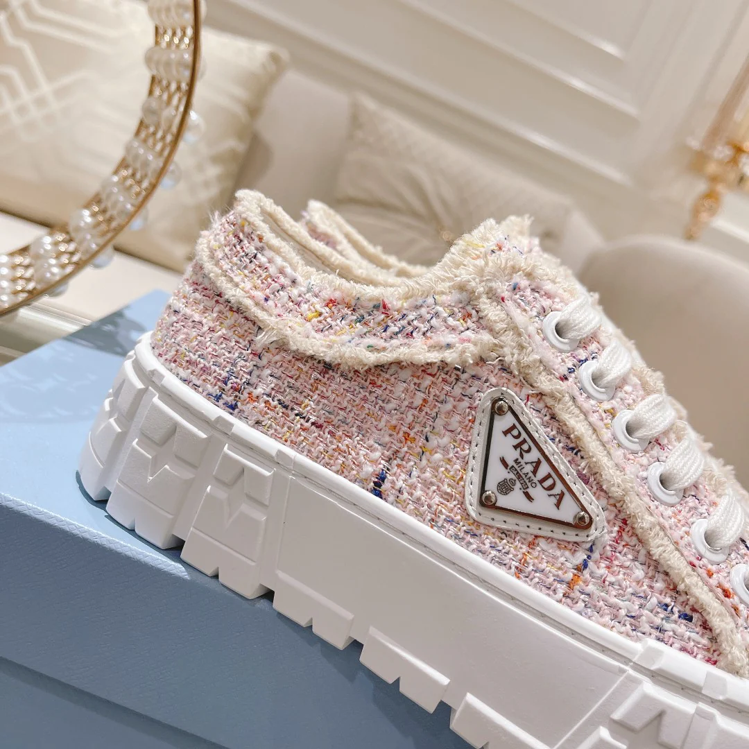 Новинка сезона осень/зима 2022 от Prada - Туфли из фактурной парусины - Розовые