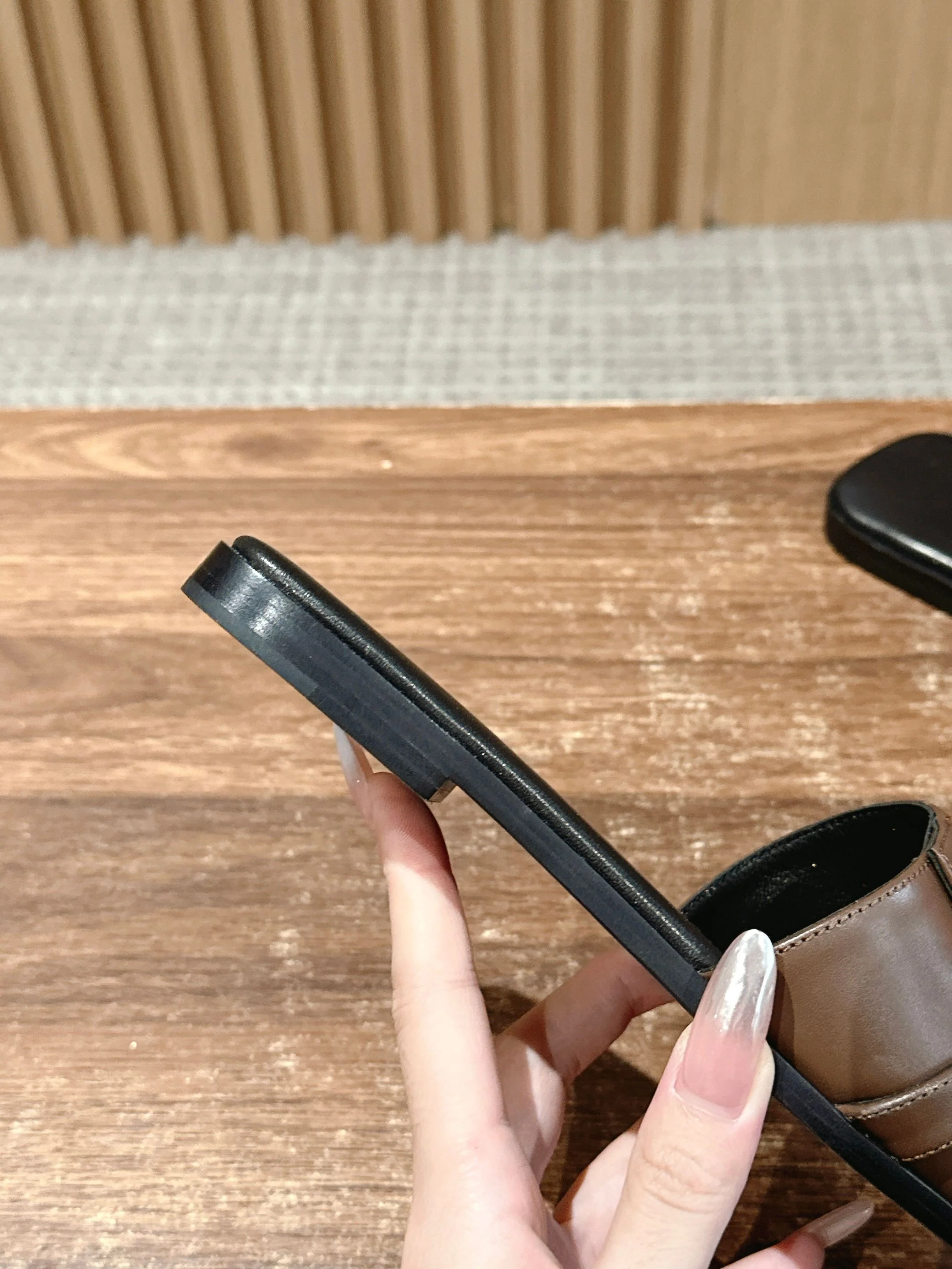 Сандалии Hermes Kelly с пряжкой, черные.