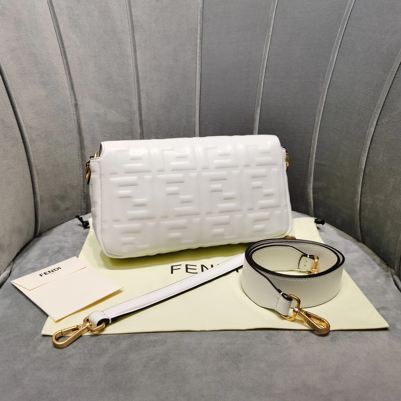 Сумка Fendi Baguette Medium из белой кожи - 1