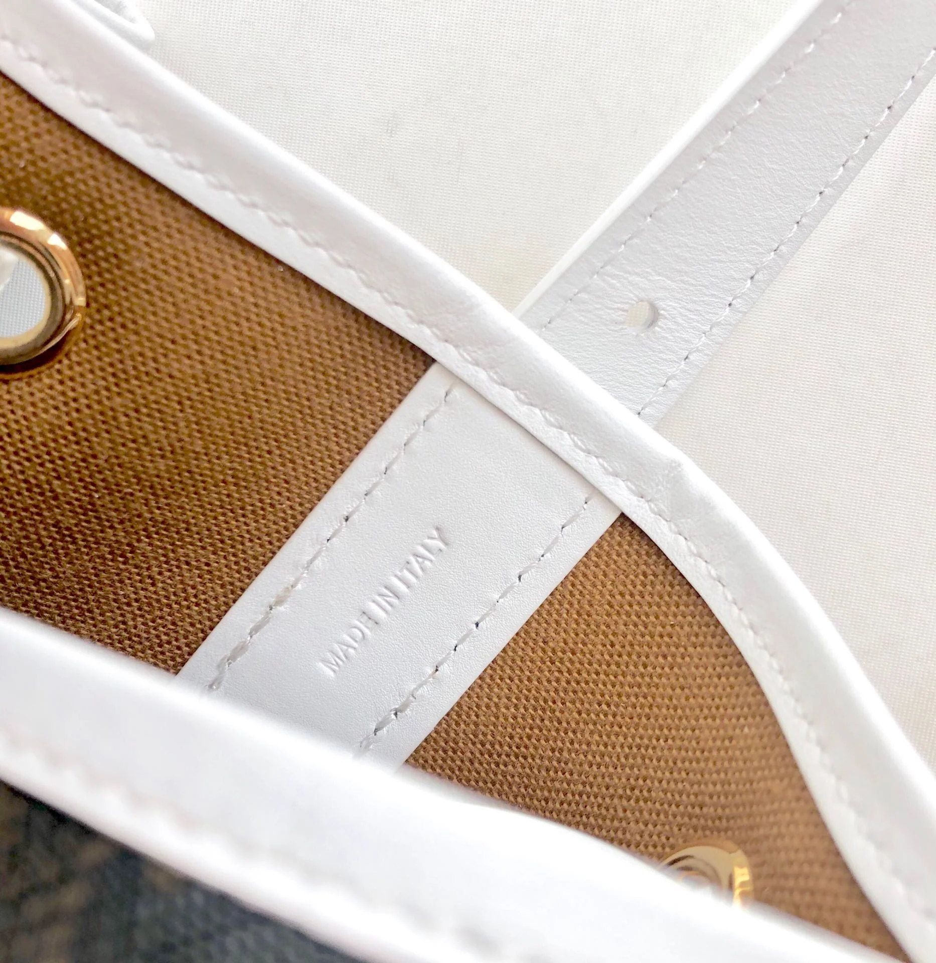 Маленькая холщовая сумка Celine Triomphe на завязках - белая, с монограммой.