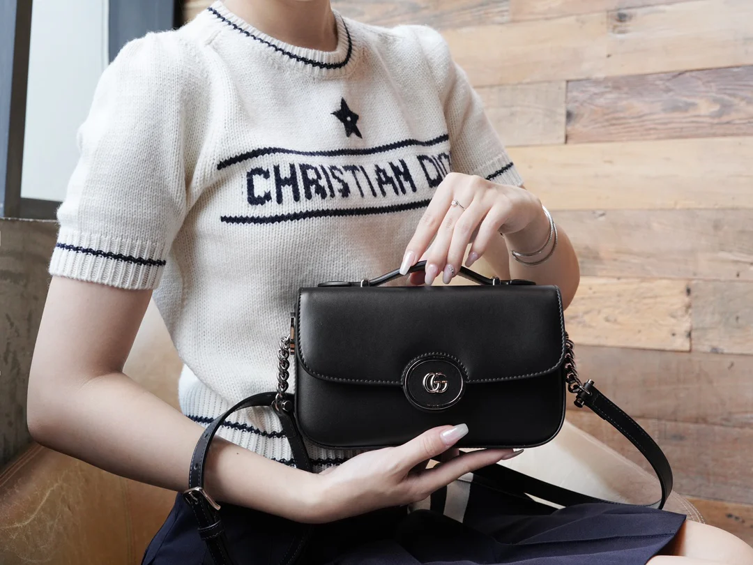 Миниатюрная сумка Gucci Petite GG на цепочке - черная.