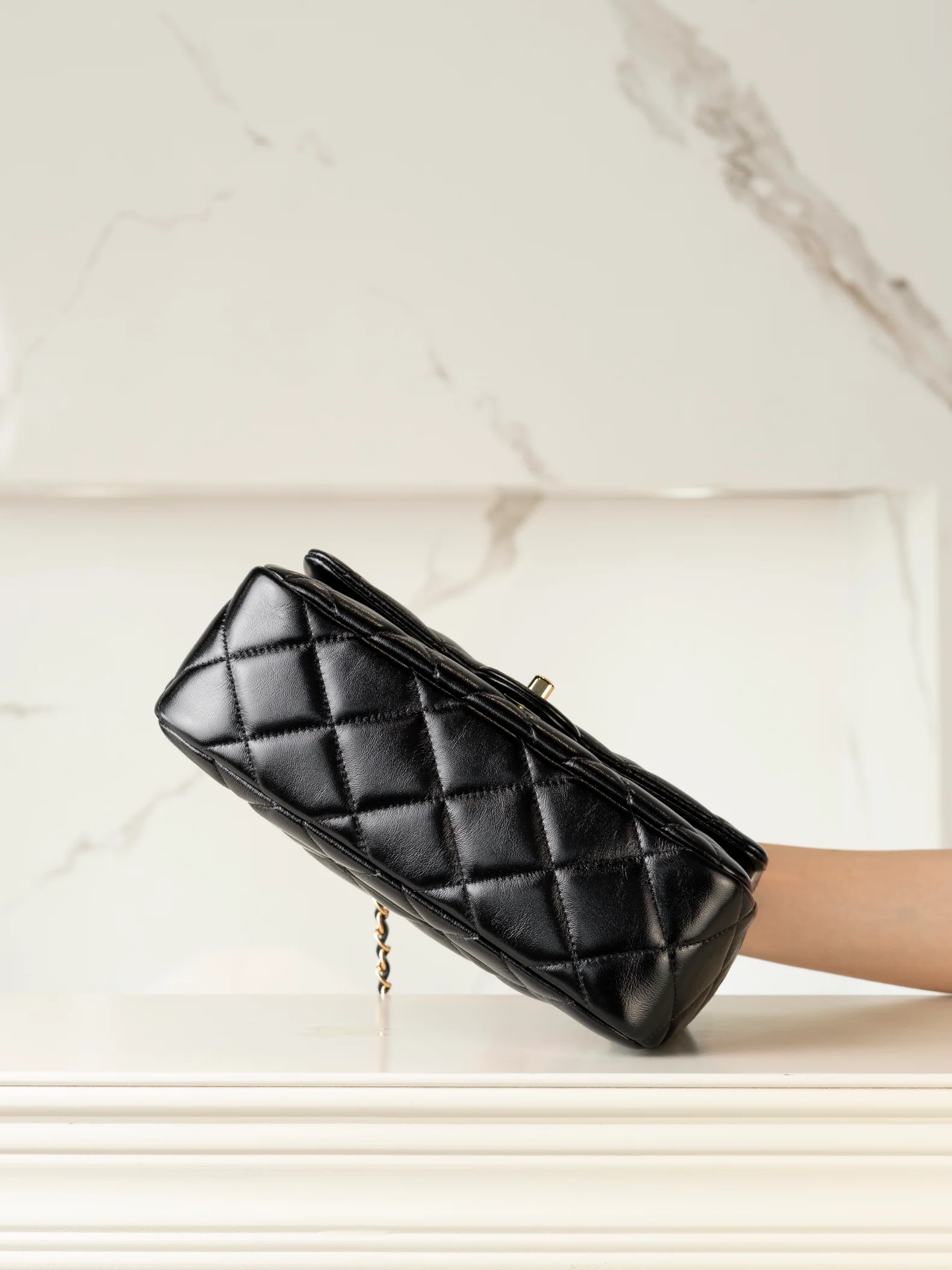 Chanel - ??? - Новая большая квадратная сумка с клапаном и толстой цепочкой - Черная