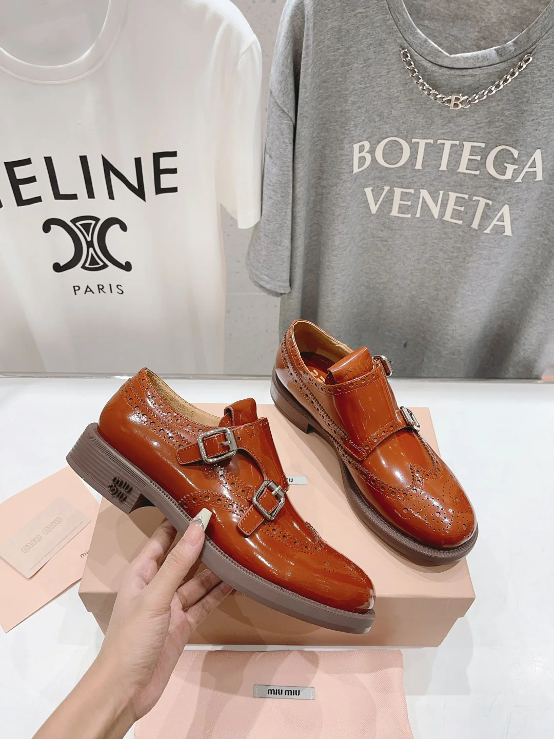 Коллекция Miu Miu весна/лето 2023 — Туфли-броги — Коричневые