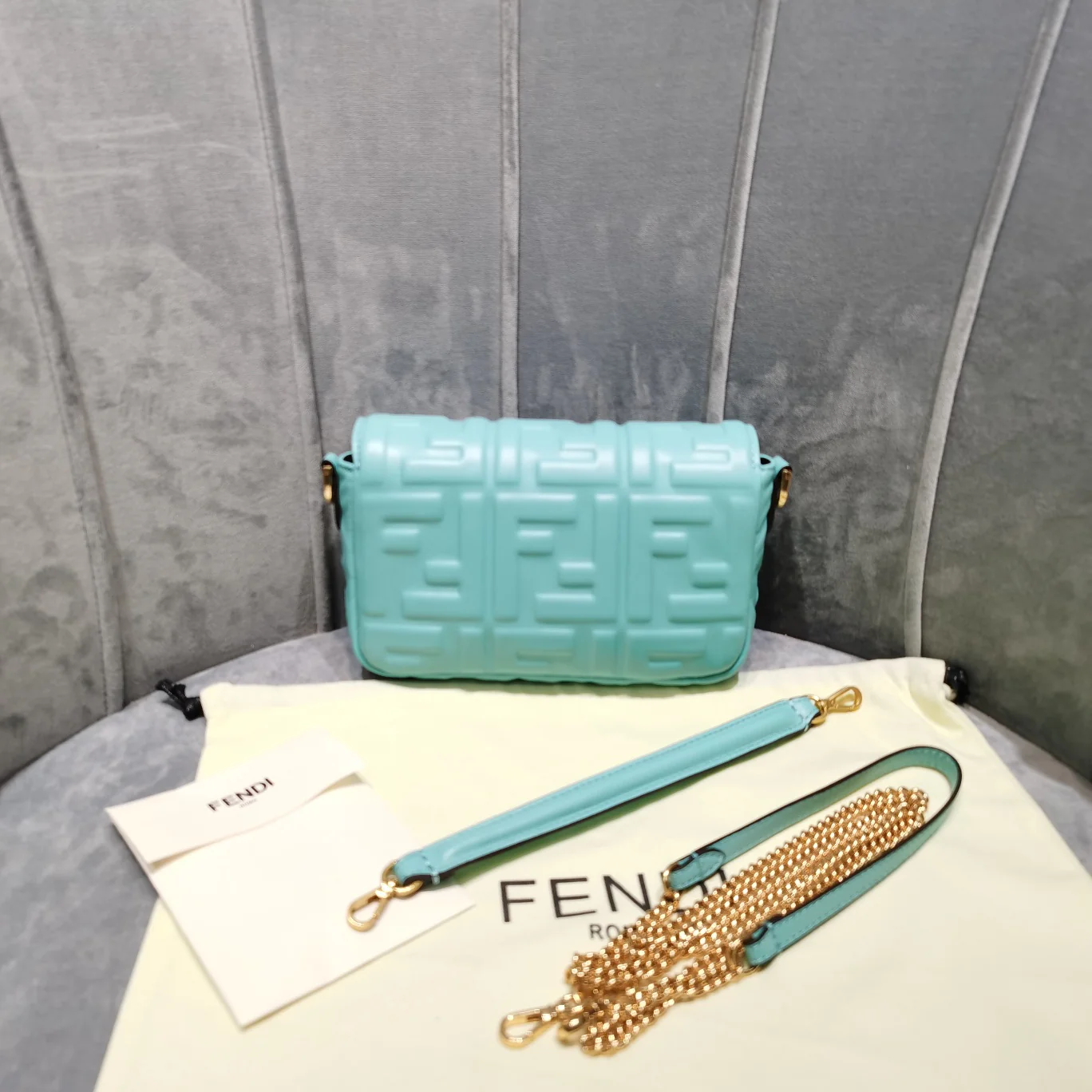 Сумка-багет Fendi Baguette Small Lake Green из натуральной кожи.