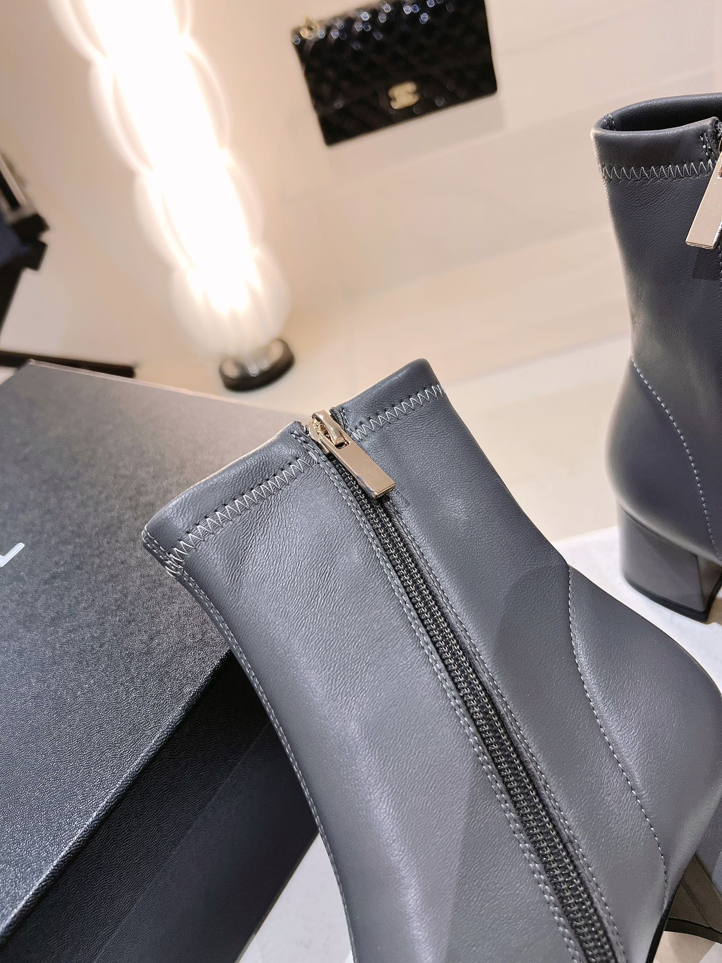 Новинка сезона осень/зима 2022 от Chanel - Ботильоны - Серые