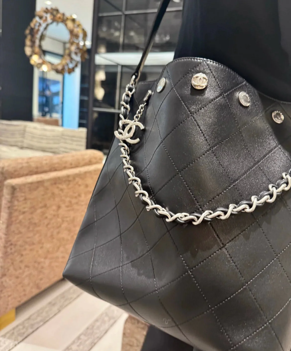 Сумка Chanel в стиле хиппи с золотой монетой 25 пенсов — черно-серебряная.