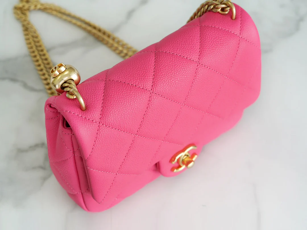 Новинка сезона весна/лето 2023 от Chanel - Сумка на цепочке в форме сердца - Сумка CF - Маленькая - Персиково-розовая