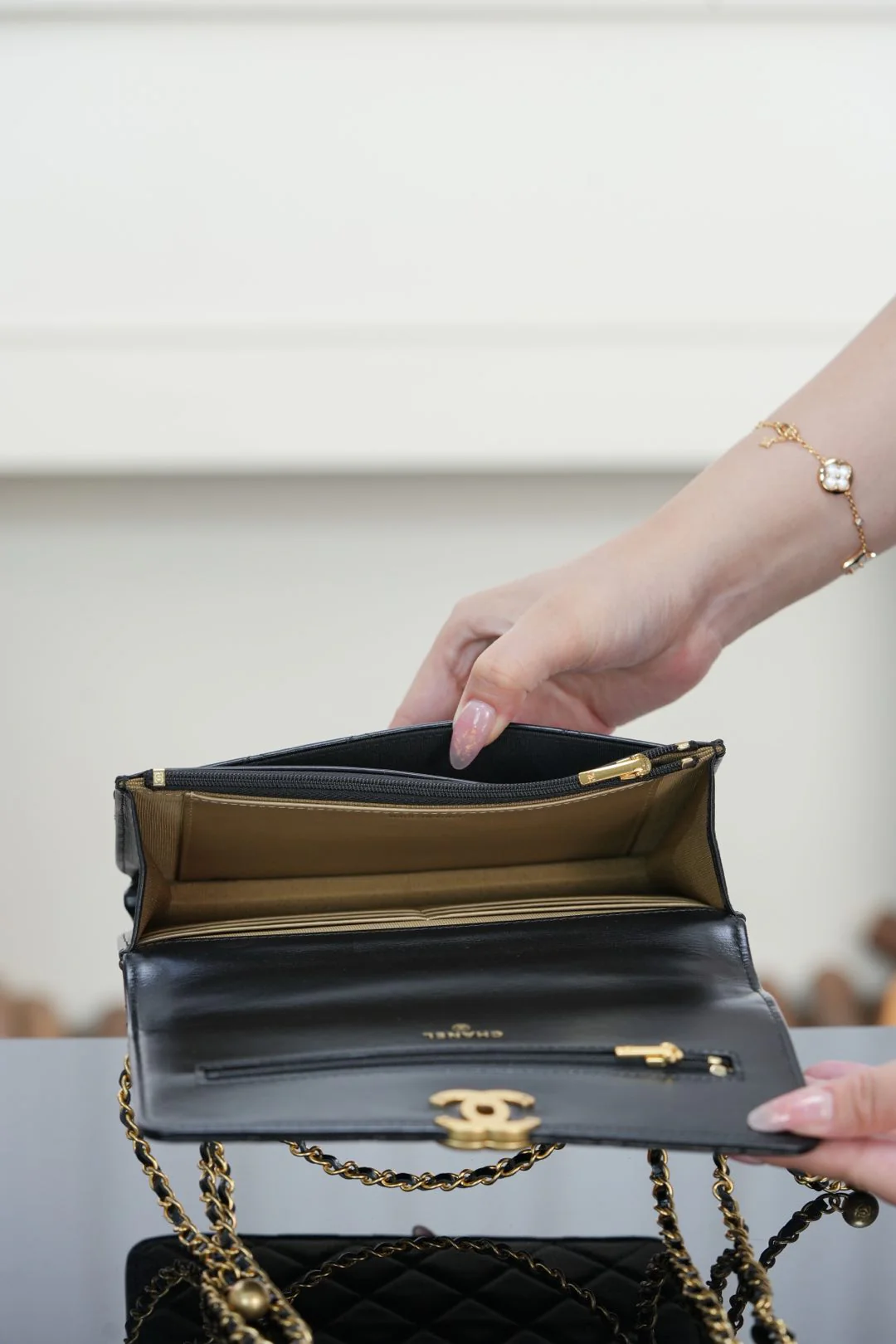 Chanel - Двойная золотая цепочка с бусинами - Черная с золотой застежкой