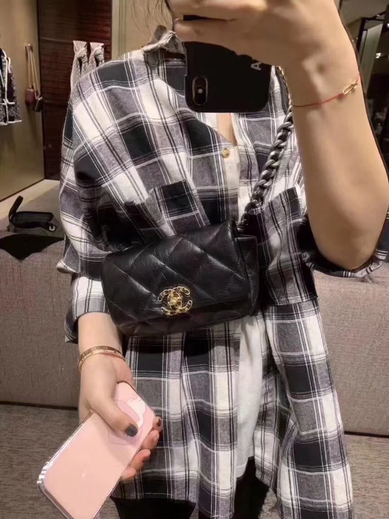 Поясная сумка Chanel 19 - мини-сумка с клапаном, черная