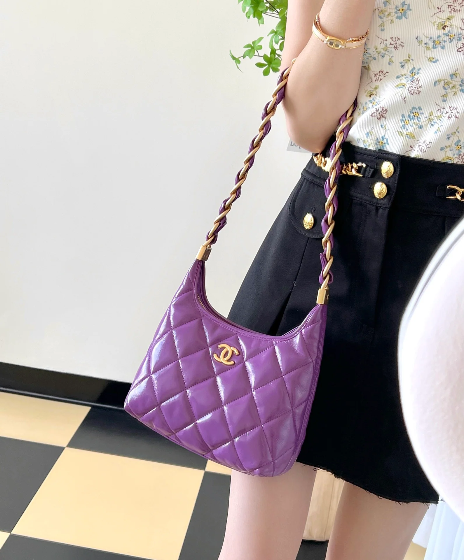 Сумка Chanel 24a Métiers d'Art из глянцевой овечьей кожи, маленькая, фиолетовая.