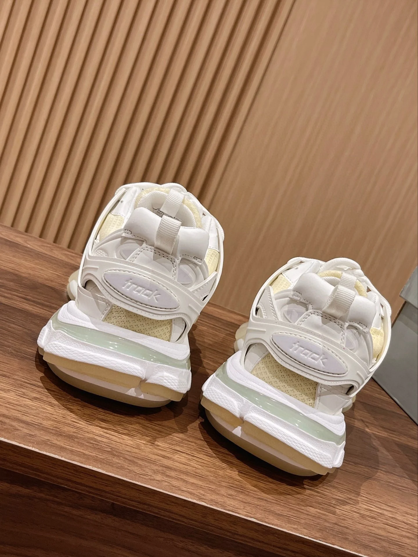 Кроссовки Balenciaga Track 3-0 (3-е поколение) Chunk - Унисекс - Белые - 1