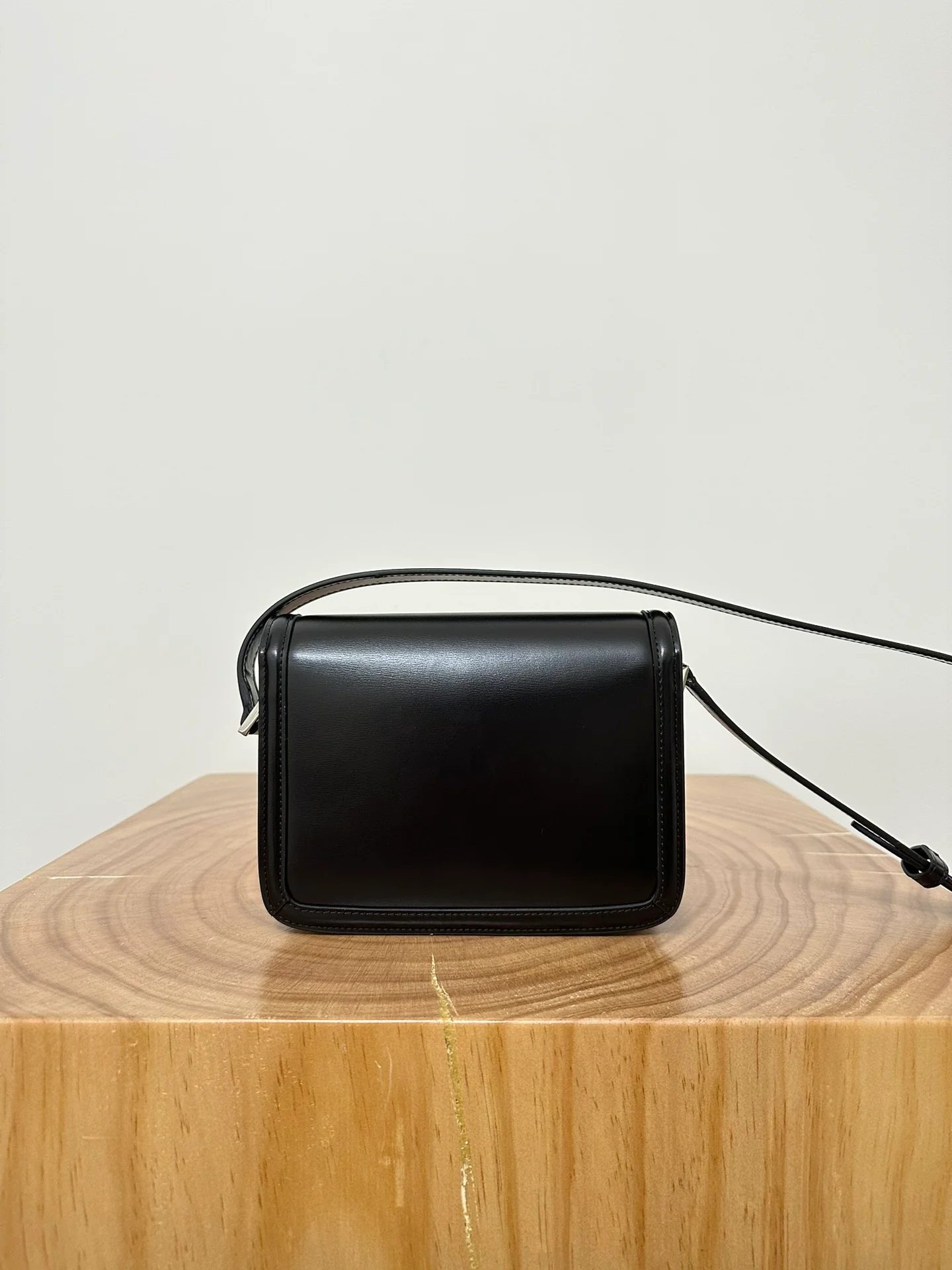 Сумка YSL Box Saint Laurent Tofu Bag, маленькая, черная с серебряной пряжкой.