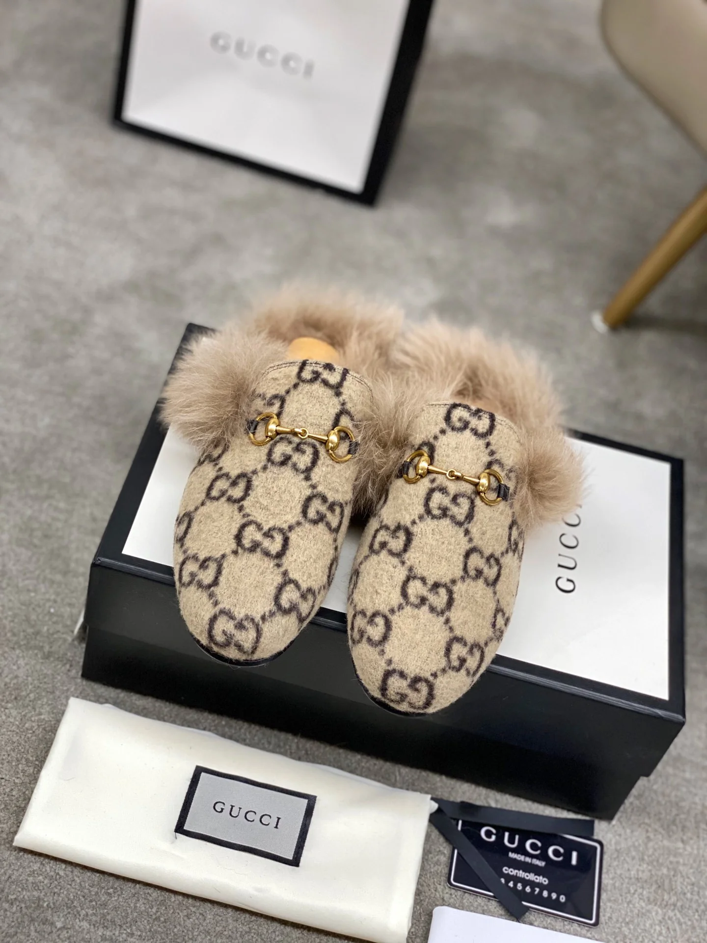 Бутик Gucci 2020 — Новейшая коллекция с подиума — Меховые тапочки — В стиле монограммы