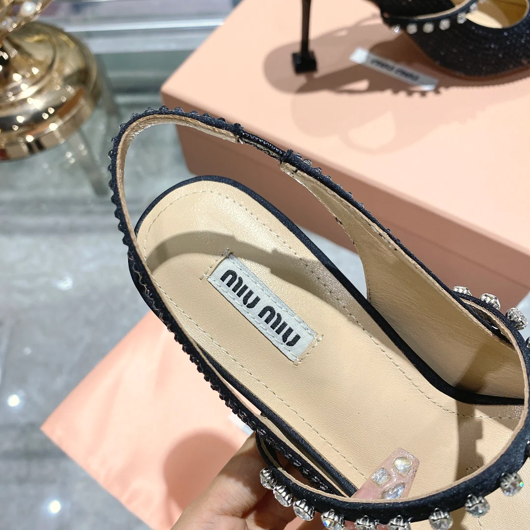 Новинки коллекции Miu Miu весна/лето 2022 — Туфли на шпильке — Черные