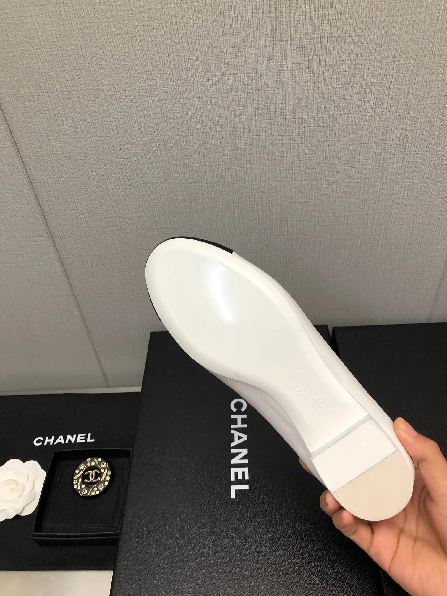 Новинка 2023 года от Chanel - Туфли Мэри Джейн из овечьей кожи - Белые