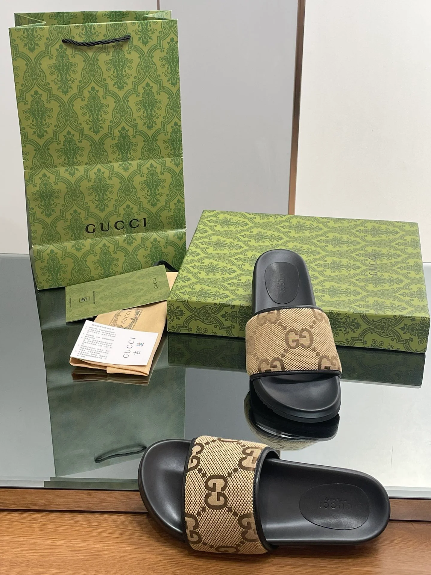 Новинка сезона осень/зима 2023 от Gucci - мюли с монограммой.