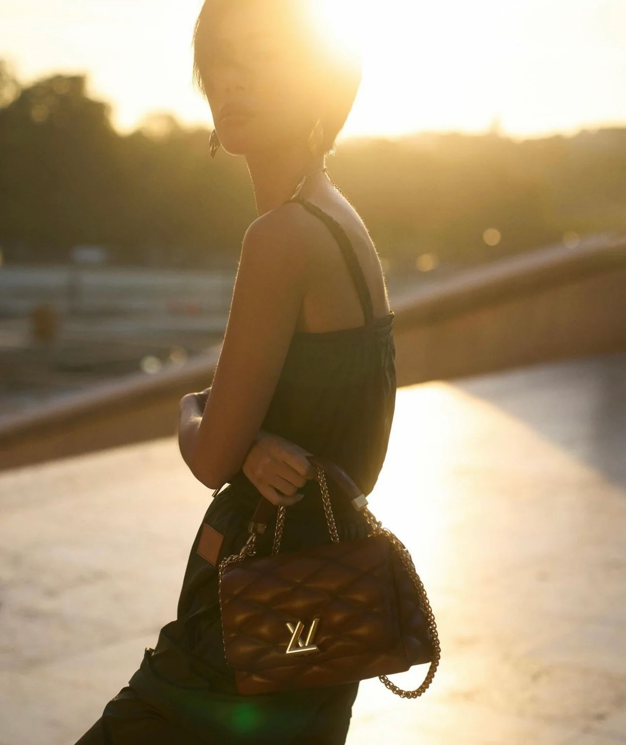 m25107-LV-Кварцевая сумка с тисненым узором и цепочкой, средне-темно-коричневая