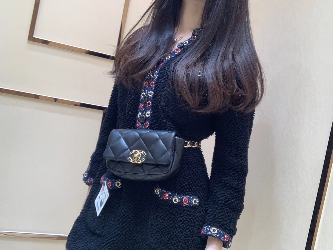 Поясная сумка Chanel 19 - мини-сумка с клапаном, черная