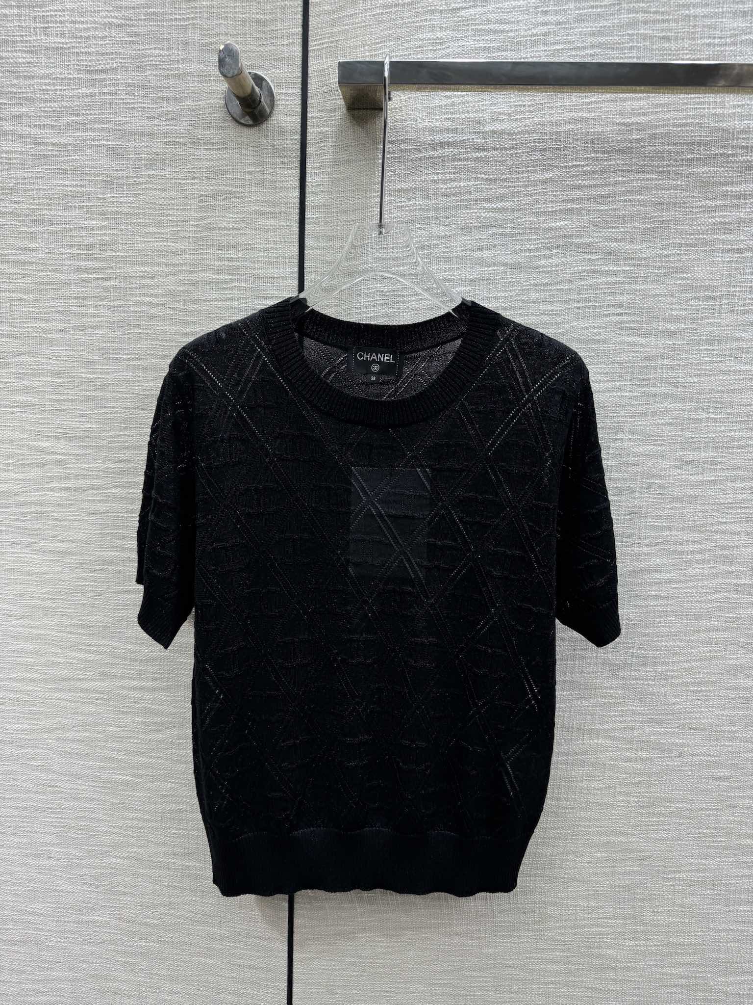 Chanel - 2403-24 Новая модель ранней весны, трикотажная футболка с коротким рукавом и ромбовидным узором Double C - Черная