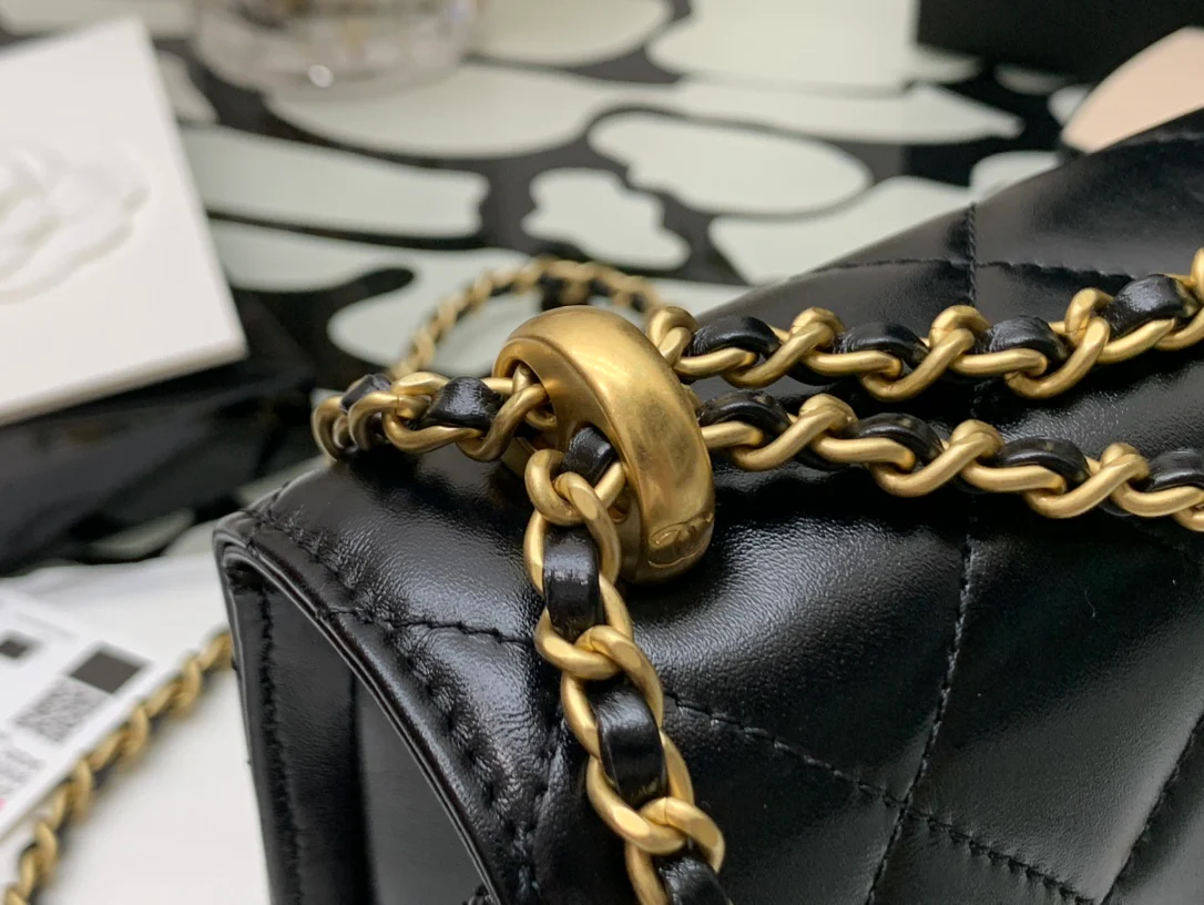 Сумка Chanel Double Gold Ball Flap Bag - 19 см - из черной овечьей кожи с золотой фурнитурой.