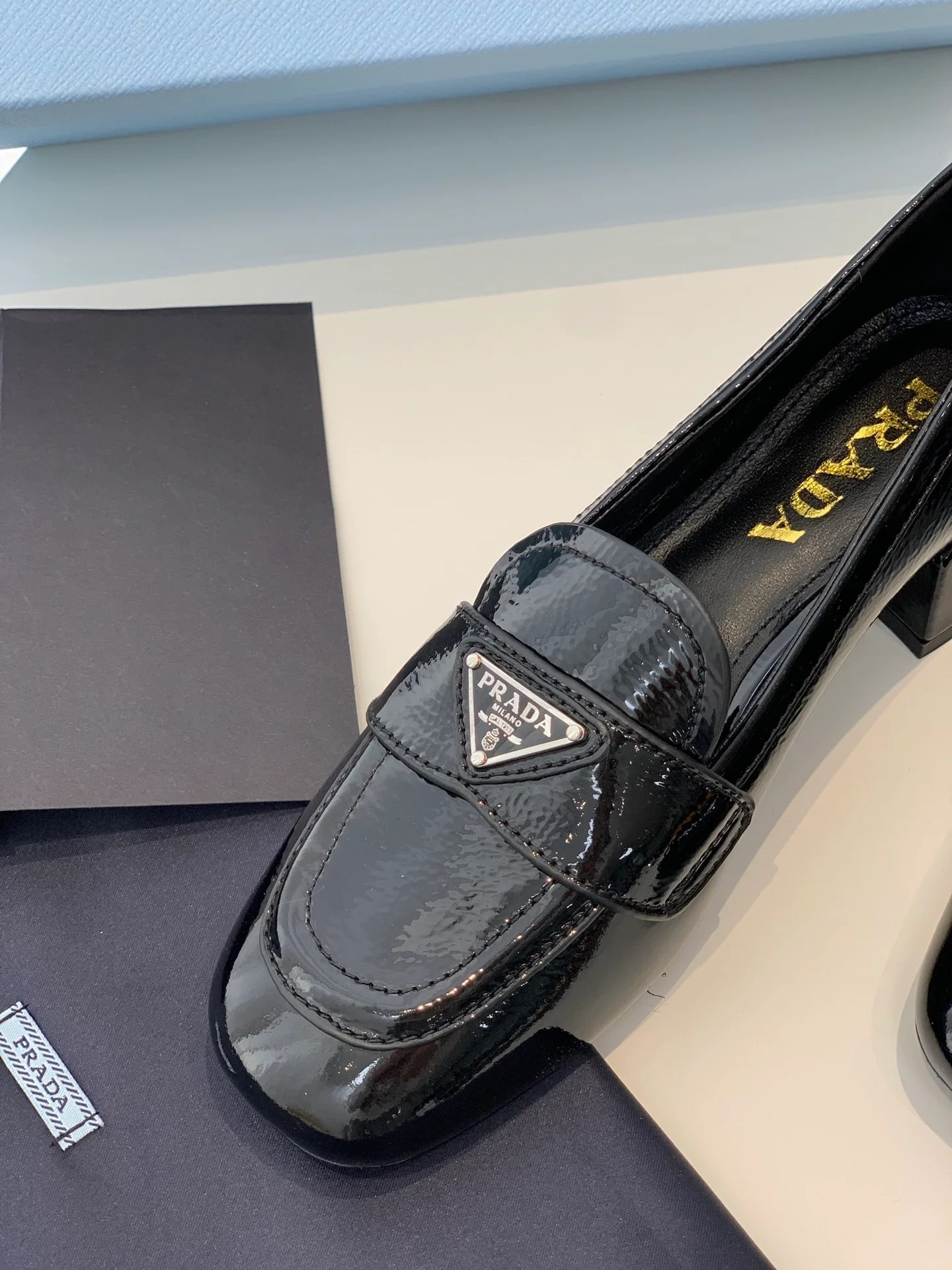 Туфли Prada - Лоферы Prada на плоской подошве - лакированная кожа, черные