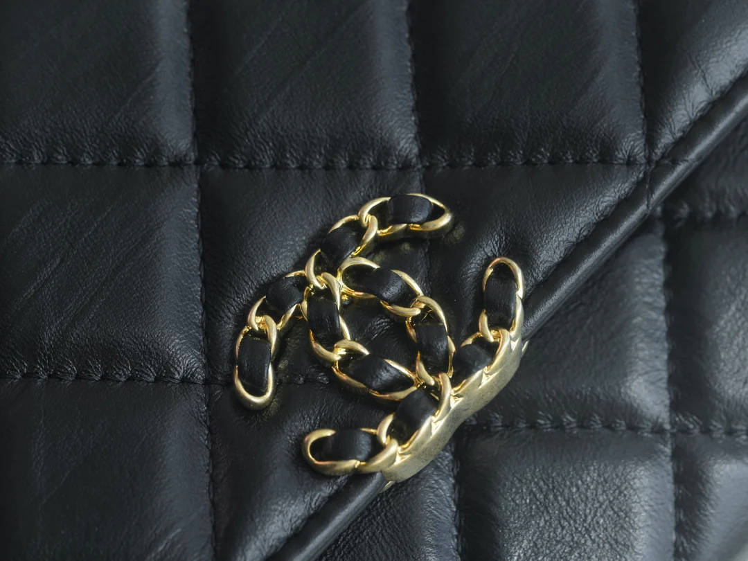 Коллекция Chanel осень/зима - 19 - Сумка ?Тофу? - Черная, широкий плечевой ремень, мятая кожа