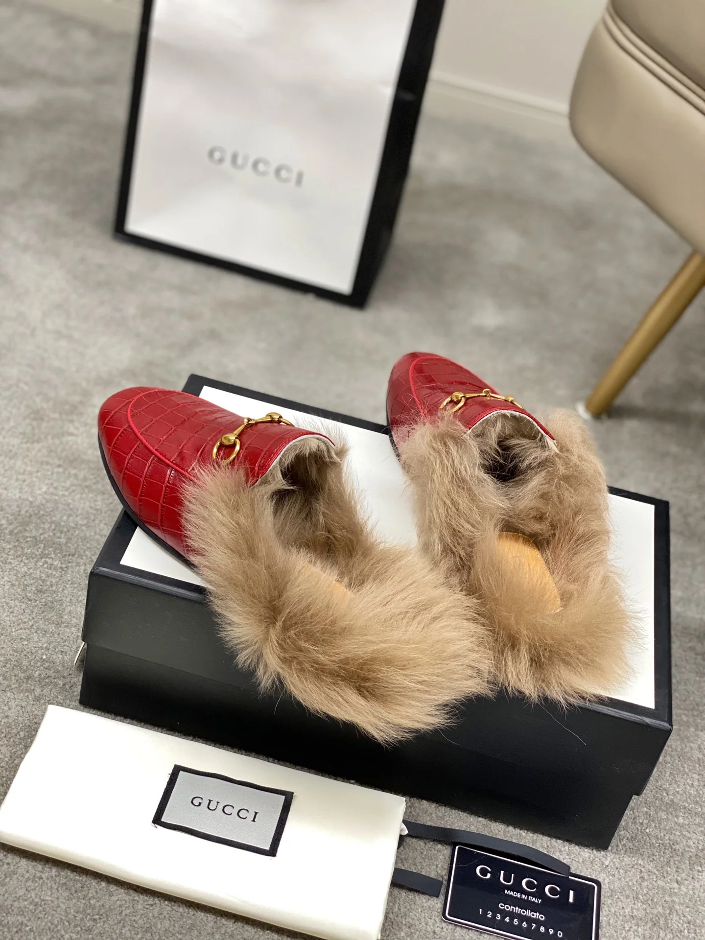 Бутик Gucci 2020 — Последний образ с подиума — Меховые тапочки — Красный с каменным узором